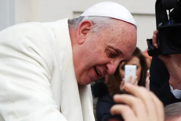 Papa Francisc ar putea apărea duminică în public, după ce starea sa de sănătate s-a îmbunătățit
