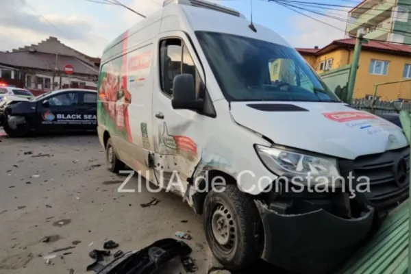 Accident rutier grav în Constanța. Trei persoane au fost rănite, după ce două autoturisme s-au ciocnit violent