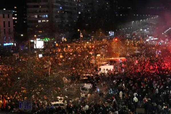 Serbia, zguduită de proteste în memoria victimelor prăbușirii acoperișului gării din Novi Sad