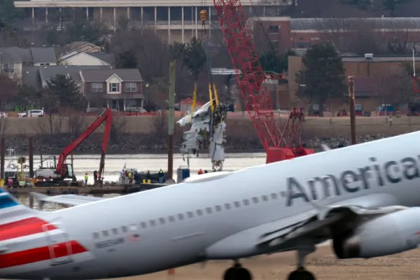 Accidentul aviatic de la Washington. Au fost identificate 66 din cele 67 de victime: eforturile de recuperarea a epavei continuă