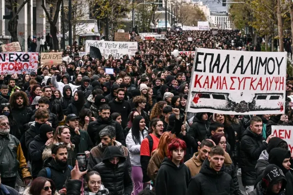 Proteste masive în Grecia după tragedia feroviară cu zeci de morți, furie în stradă