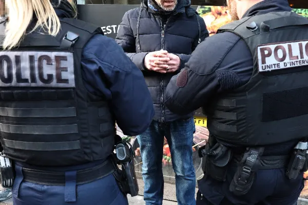 Bărbat ucis, după ce s-a năpustit cu cuțitul asupra unor polițiști. Scene șocante la periferia Parisului