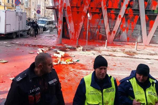 Proteste violente, în Bulgaria. Nemulțumiții au dat foc la sediul unei misiuni a Uniunii Europene la Sofia VIDEO