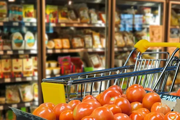 ANSVSA a închis peste 20 de supermarketuri și hipermarketuri. 12 tone de alimente au fost retrase - controale fulger, rezultate scandaloase