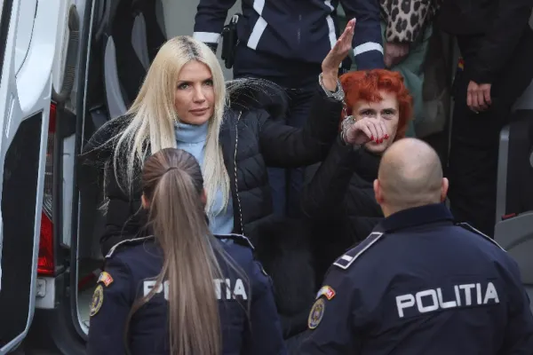 Ședința de judecată în dosarul Nordis, suspendată. Avocații Laurei Vicol și ai soțului citesc temeinic acuzațiile
