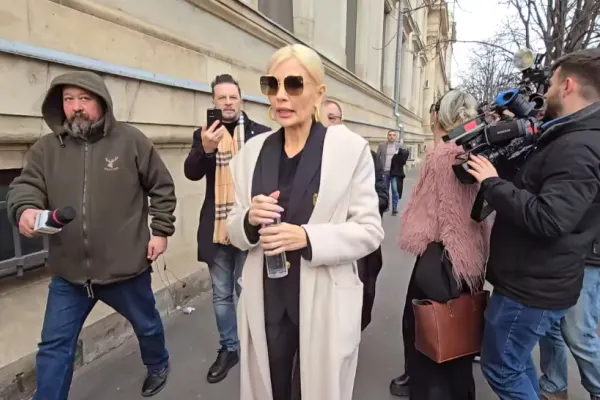 Laura Vicol, scoasă din arestul central al Poliției Capitalei ca să ajungă la medic pentru un control de urgență