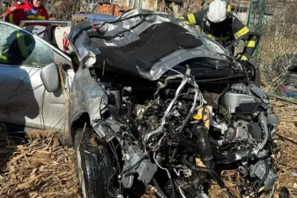 Accident CUMPLIT în Piatra-Neamț: o mașină a aterizat pe acoperișul unei case și a luat foc