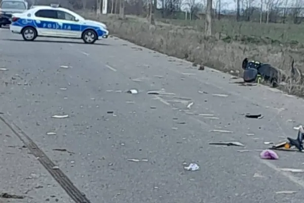 Accident rutier fatal! Un bărbat a MURIT după ce s-a izbit cu mopedul de o autoutilitară. Ieșise din casă pentru a aduna PET-uri goale