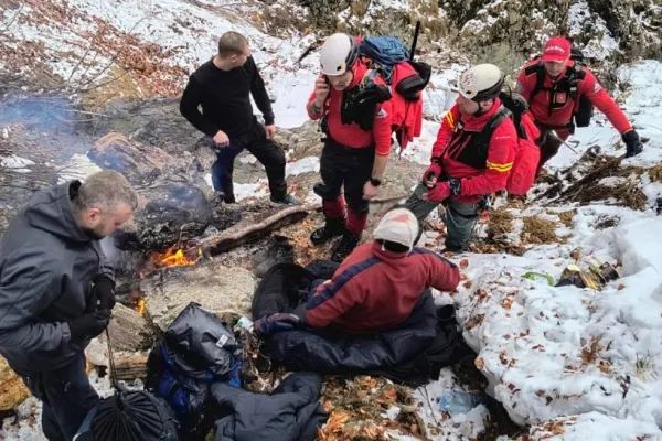 Acțiune de salvare contracronometru în Munții Maramureșului: 3 ucraineani, dintre care unul grav accidentat, recuperați de salvamontiști