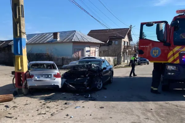 Accident rutier grav: trei mașini implicate în coliziune. Victima este un tânăr de 22 de ani
