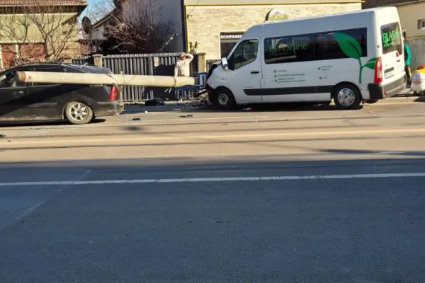 Accident grav între două mașini, pe o stradă din Cluj. Un stâlp a fost avariat și a căzut peste un autoturism