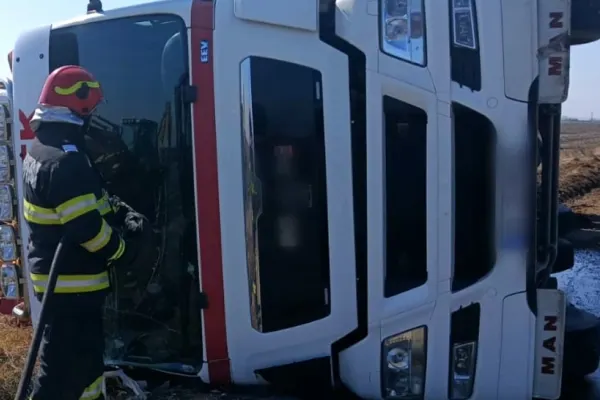 Accident în județul Giurgiu: un autotren s-a răsturnat în afara părții carosabile