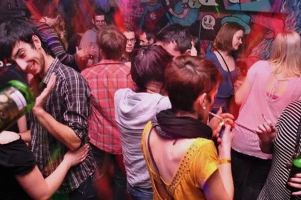 Românii gălăgioși vor fi loviți grav în portofel. Guvernul a decis majorarea amenzilor