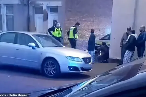 Polițiștii englezi atacați de zeci de români cu scânduri din gard și gaz de brichetă - VIDEO/FOTO