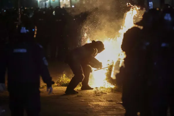 Ilie Bolojan, mesaj pentru protestatarii de la CCR: „Sfatul meu pentru toţi cei care incită la violenţă ar fi să se oprească”