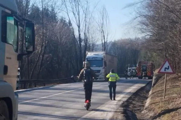 Accident teribil în Bușteni. Un om a murit, după ce o utilitară a lovit mai multe vehicule