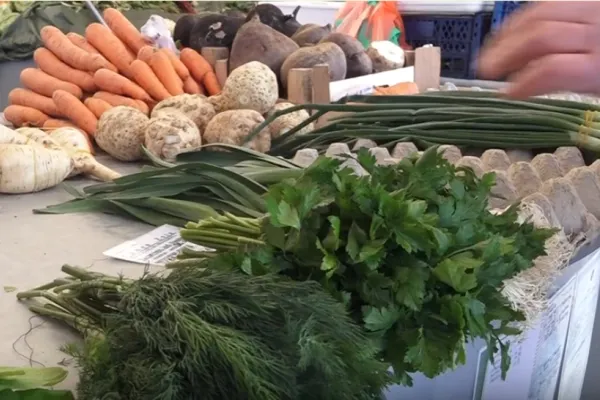 Alimentele, tot mai SCUMPE. Oamenii nu își mai permit să cumpere: prețurile cele mai mari, la legume