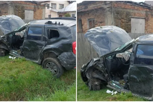 Accident grav în Argeș! Două mașini s-au ciocnit violent. Femeie, blocată între fiarele contorsonate