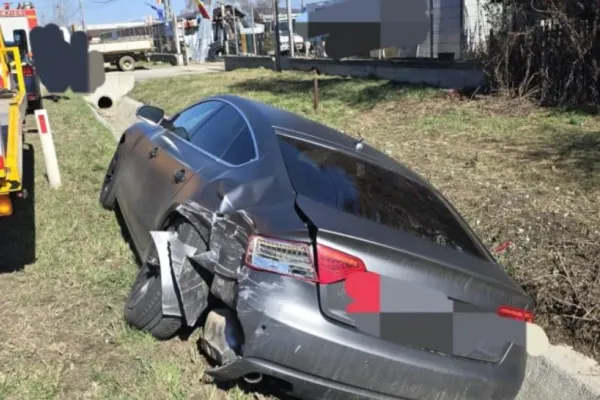 Accident grav în Mioveni. O persoană a fost rănită după ce două mașini s-au ciocnit violent