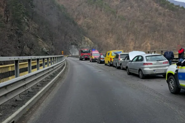 Accident în lanț, cu cinci mașini implicate, pe Valea Oltului. Traficul între Sibiu și Râmnicu Vâlcea, afectat