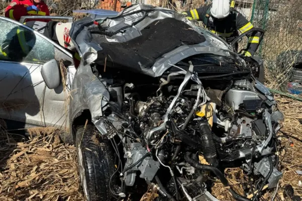 Accident grav în Piatra-Neamț. O mașină a lovit un cap de pod, după care a luat foc. Care este starea șoferului