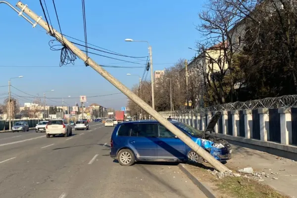 Accident rutier grav: o șoferiță a intrat cu mașina în stâlp. Alături de ea se afla și o fetiță de 4 ani