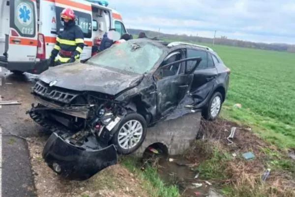 Accident grav pe drumurile din Argeș. Un om a murit, doi au fost transportați de urgență la spital în stare gravă