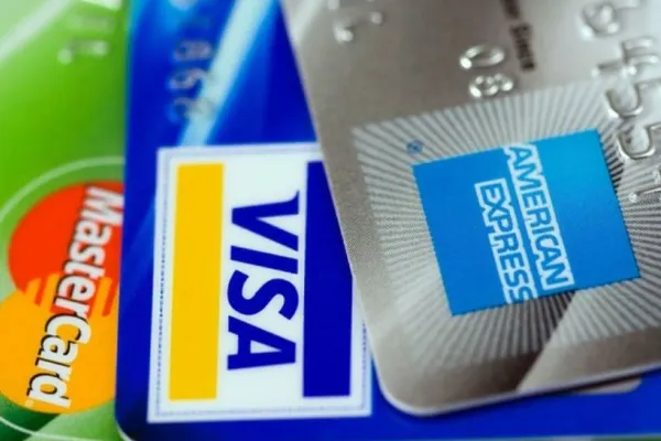 Guvernul ia în calcul o taxă pe tranzacțiile bancare. Statul vrea să încaseze comisioane de la clienții băncilor