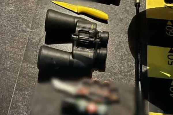 Doi bărbați din Timiș, luați pe sus de polițiști. Aveau în case un adevărat arsenal VIDEO