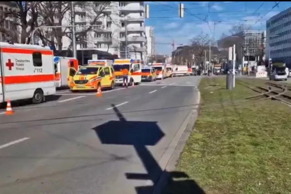 Alertă în Germania. Un autoturism a intrat într-un grup de oameni. O persoană a murit, alte câteva sunt rănite - VIDEO