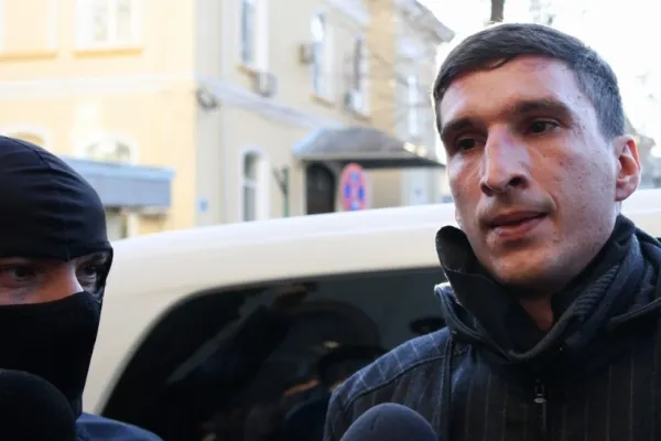 Avocații lui Bogdan Peșchir vor depune plângere penală la CEDO pentru abuzul polițiștilor din fața sediului IGPR - a fost demascat și legitimat public
