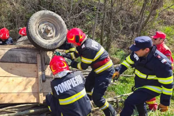 Accident grav pe o șosea din Maramureș. O șoferiță de 21 de ani a intrat într-o căruță. 6 persoane au fost rănite