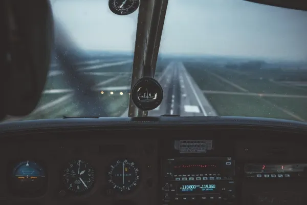 Accident aerian în Franța: două avioane militare s-au ciocnit în zbor