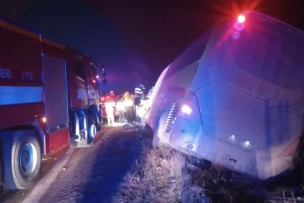 Accident de autobuz în județul Timiș. Şoferul şi 7 pasageri au fost răniţi - FOTO