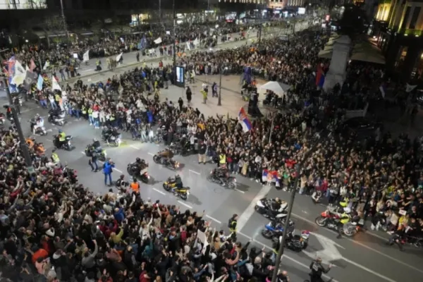 Mii de oameni protestează în Belgrad: poporul cere demisia președintelui Vucic