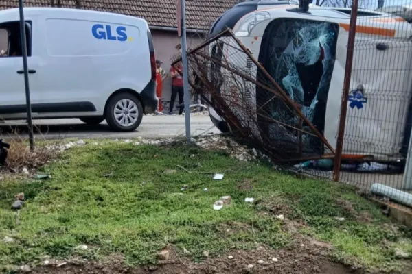 Grav accident rutier din cauza unui șofer de 22 de ani care nu a acordat prioritate: o ambulanță răsturnată în urma impactului