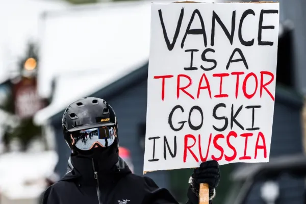 JD Vance, primit cu proteste și huiduieli în stațiunea Vermont: „Du-te la ski în Rusia”