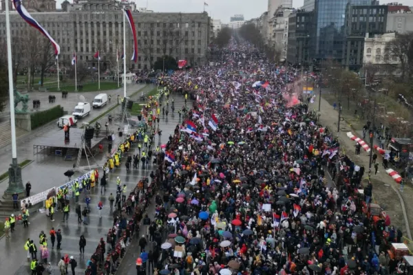 O mașină a intrat în plin în mulțime la cel mai mare protest antiguvern din Serbia. Oamenii nu s-au intimidat și continuă să protesteze