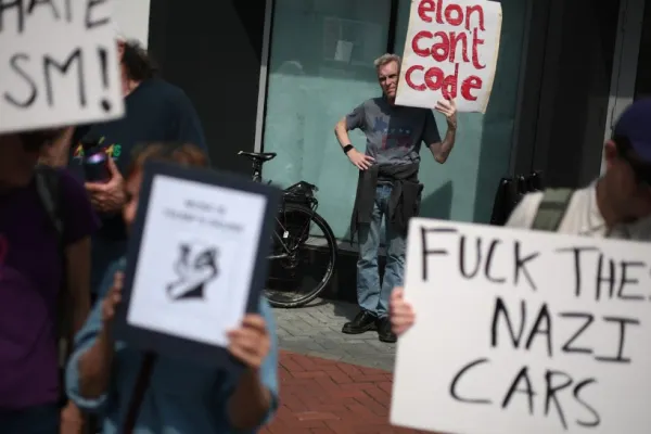 Proteste în Spania și Marea Britanie împotriva lui Donald Trump și Elon Musk. Oamenii cer, printre altele, boicotarea companiei Tesla