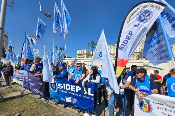 Sute de sindicaliști protestează la CCR cu privire la pensiile militarilor: ”Pensiile militare, care datează de pe vremea domnitorului Cuza, nu sunt pensii speciale!”