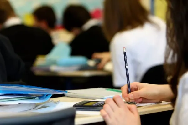 Dezastru la simularea Bacalaureatului: 25% dintre elevi au luat sub nota 5 la Limba Română. Rezultate parțiale îngrijorătoare