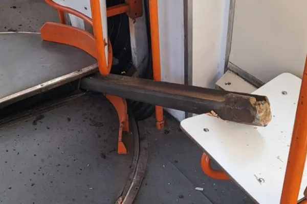 Bucureștiul abandonat al lui Nicușor Dan. O șină ruptă a perforat podeaua unui tramvai