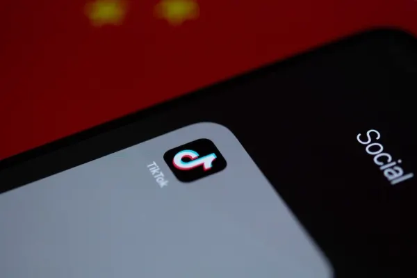 Uniunea Europeană pregăteşte noi restricţii pentru TikTok şi Instagram din cauza funcţiilor considerate adictive pentru copii