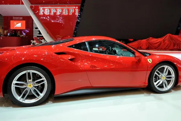Test drive dezastruos: un bărbat a distrus un Ferrari de 440.000 de euro pe o autostradă din Germania înainte să-l cumpere