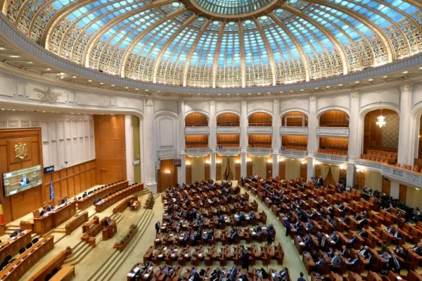 Raportul CSAT privind anularea alegerilor, prezentat în Parlament. Românii vor dovezi, Nicușor Dan tace