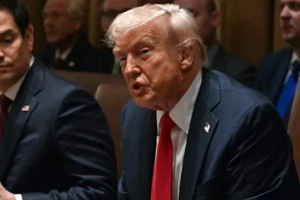 Trump, acuzat că îi oferă lui Putin toate condițiile să continue distrugerea Ucrainei. Ce urmărește liderul de la Casa Albă?