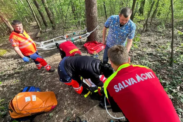 Adolescent de 14 ani, recuperat de salvamontişti după ce s-a accidentat pe un traseu de mountain bike