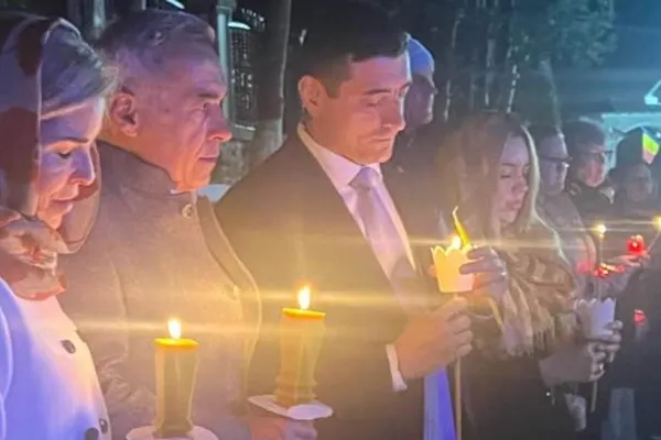 Dovada susținerii lui Călin Georgescu pentru George Simion: cele două familii, împreună la liturghia de Înviere. Anca Alexandrescu: „Călin Georgescu merge și ia lumină și apoi îi dă lumină lui George Simion”