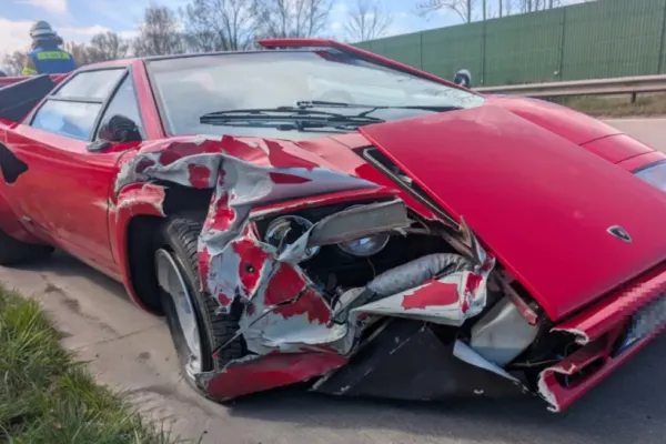 Accident spectaculos pe o autostradă din Germania: un șofer de 83 de ani a distrus un Lamborghini de 200.000 de euro, dar a scăpat teafăr