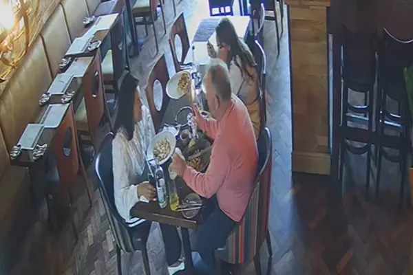 Farsă într-un restaurant: un cuplu a fost surprins în flagrant de camerele de supraveghere. Cei doi au refuzat să plătească nota pe motiv că au găsit un ciob în farfurie